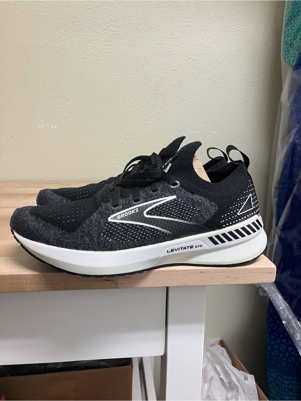 Brooks Levitate GTS Women's Black and White Running Shoes - Picture 2 of 12